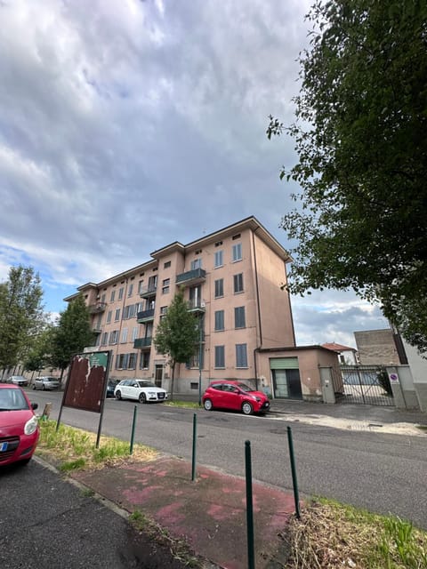 Property building, Facade/entrance, Day, Neighbourhood, Street view, Location, Parking