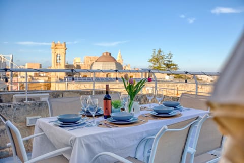 View (from property/room), Balcony/Terrace, Landmark view