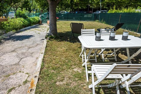 S177 - Sirolo, trilocale in centro con giardino Apartment in Sirolo