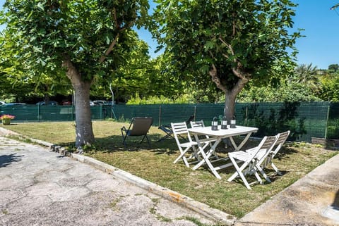 S177 - Sirolo, trilocale in centro con giardino Apartment in Sirolo