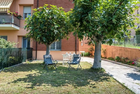 S177 - Sirolo, trilocale in centro con giardino Apartment in Sirolo