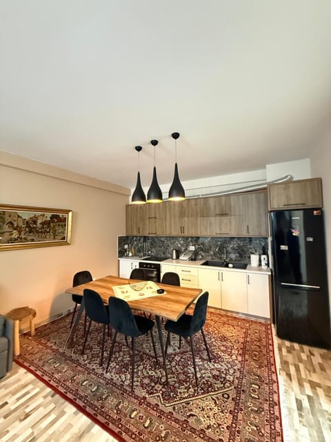 Kitchen or kitchenette, Living room, Seating area, Dining area, oven