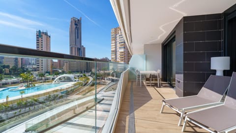 Balcony/Terrace, City view, Pool view, Swimming pool, sunbed