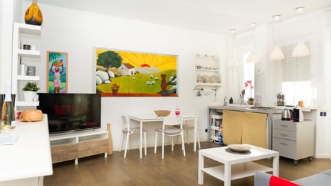 TV and multimedia, Kitchen or kitchenette, Living room, Dining area