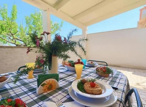 Patio, Day, Food and drinks, Dining area, Food, Breakfast, Continental breakfast, Lunch