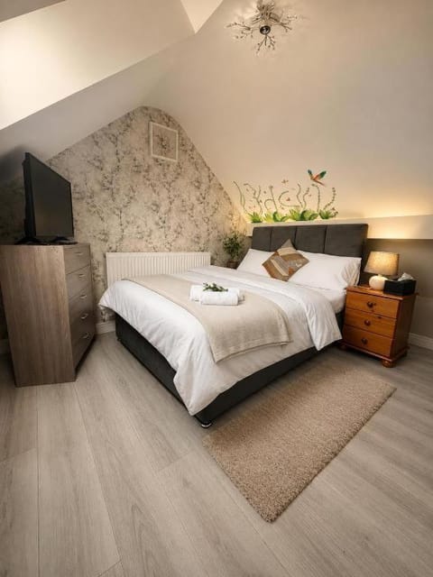 Bed, Photo of the whole room, Bedroom, fireplace, wardrobe