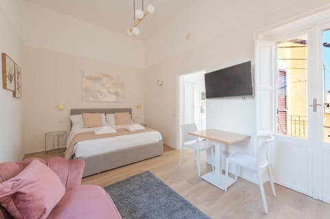 Bed, TV and multimedia, Photo of the whole room, Bedroom