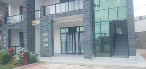 Property building, Facade/entrance, Day