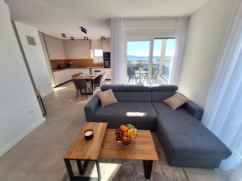 Kitchen or kitchenette, Living room, Seating area, Dining area
