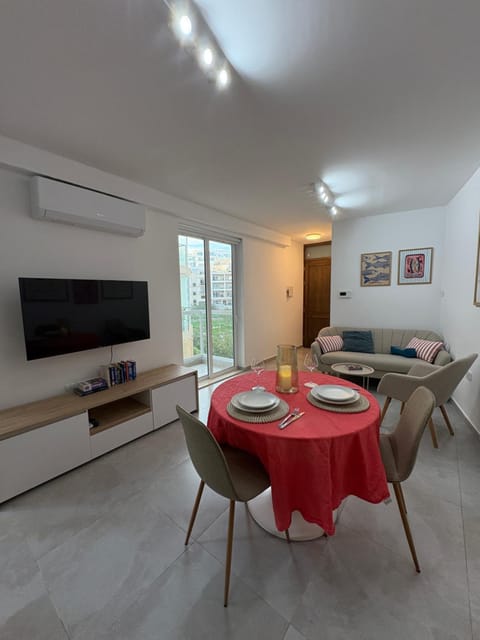 Communal lounge/ TV room, TV and multimedia, Living room, Seating area, Dining area, Evening entertainment, air conditioner