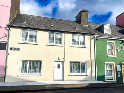 Large Townhouse at the Bridge - Town Centre House in Dingle