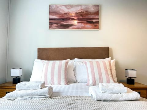 Large Townhouse at the Bridge - Town Centre House in Dingle