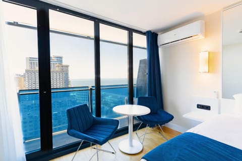 Bed, Natural landscape, View (from property/room), Balcony/Terrace, Living room, Photo of the whole room, Seating area, Bedroom, Lake view, Pool view, River view, Sea view, Swimming pool