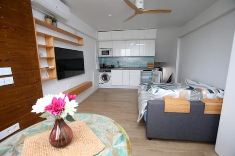 Bed, TV and multimedia, Dining area, washing machine, kitchen, air conditioner