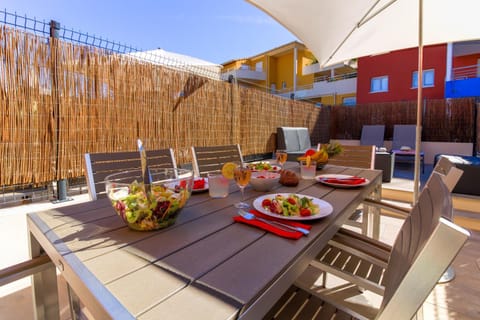 Property building, Patio, Balcony/Terrace, Dining area, sunbed