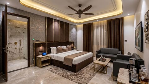 Bed, TV and multimedia, Living room, Photo of the whole room, Seating area, Bedroom, fireplace, wardrobe