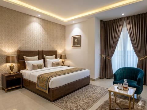 Bed, Living room, Photo of the whole room, Seating area, Bedroom