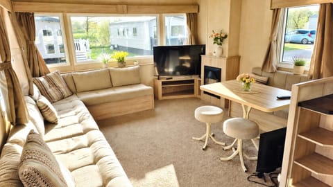 Communal lounge/ TV room, TV and multimedia, Living room, Seating area, Evening entertainment