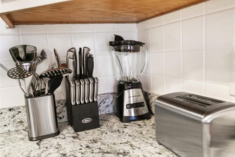 5BR Fully Fenced with 2 Living Rooms Family Ready Near Naval Base House in Illinois