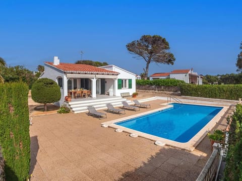 Property building, Patio, Day, Garden, Pool view, Swimming pool, sunbed