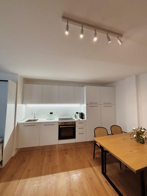 Dining area, pet friendly, stove