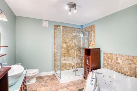 Riverside Oasis with Pool and Dock House in Ottawa