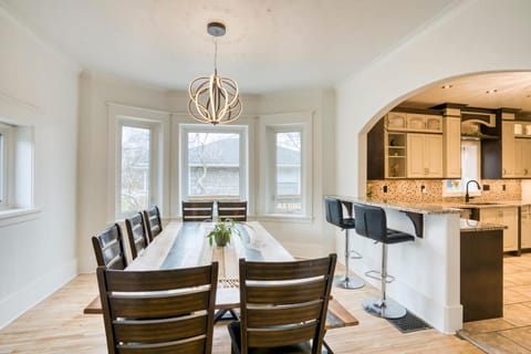 Riverside Oasis with Pool and Dock House in Ottawa