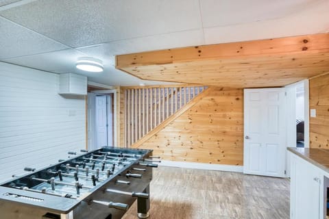 Riverside Oasis with Pool and Dock House in Ottawa