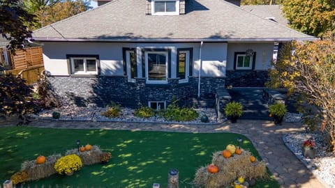 Riverside Oasis with Pool and Dock House in Ottawa