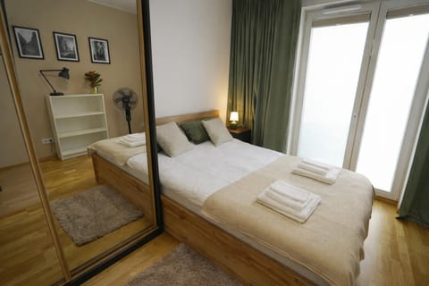 Bed, Bedroom, towels