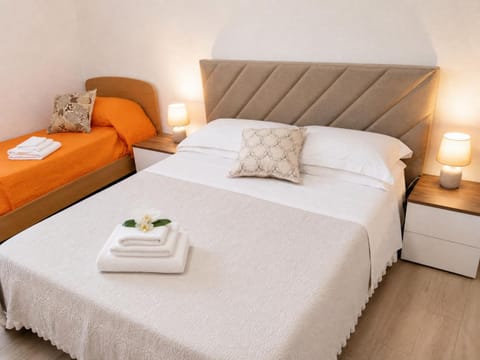 Photo of the whole room, Bedroom, towels