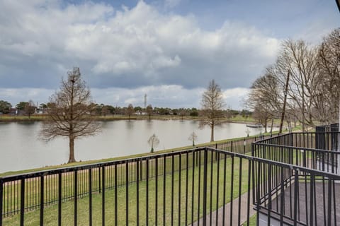 Lake-View Townhome with Pool Access in Houston Area! House in Missouri City