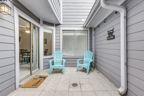 Lake-View Townhome with Pool Access in Houston Area! House in Missouri City