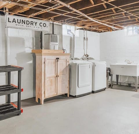 3rd Floor Retreat Near Cleveland Clinic & Downtown Apartment in Shaker Heights