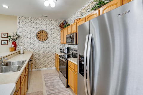 Lake View and Pool Access Waterfront Ozark Escape! Apartment in Village Four Seasons