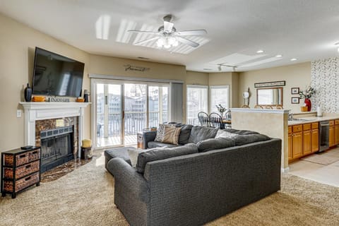 Lake View and Pool Access Waterfront Ozark Escape! Apartment in Village Four Seasons