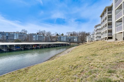 Lake View and Pool Access Waterfront Ozark Escape! Apartment in Village Four Seasons