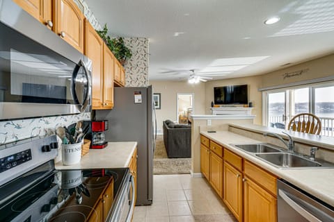 Lake View and Pool Access Waterfront Ozark Escape! Apartment in Village Four Seasons