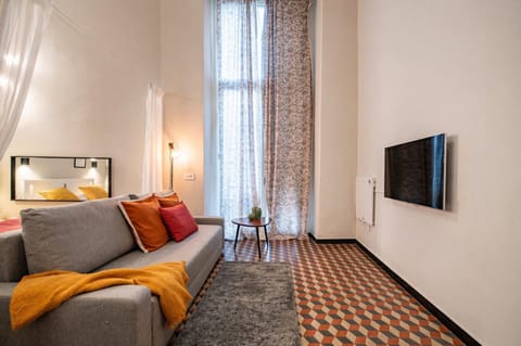 Bed, TV and multimedia, Living room, Photo of the whole room, Seating area, Evening entertainment, Bedroom