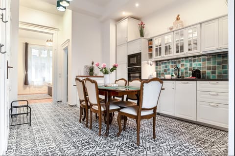 Kitchen or kitchenette, Dining area