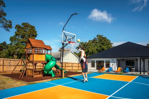 Pickleball - Mini-Golf - Fire Pit - Playground House in Sunnyside