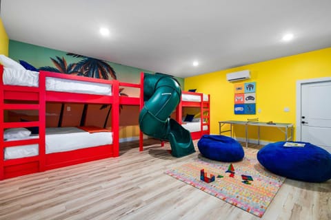 Pickleball - Mini-Golf - Fire Pit - Playground House in Sunnyside