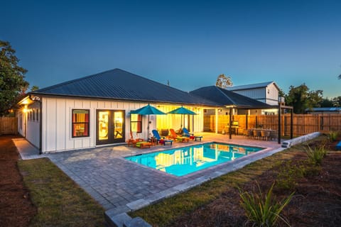 Pickleball - Mini-Golf - Fire Pit - Playground House in Sunnyside