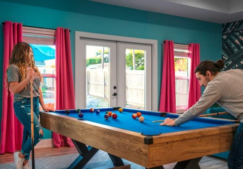 Pickleball - Mini-Golf - Fire Pit - Playground House in Sunnyside