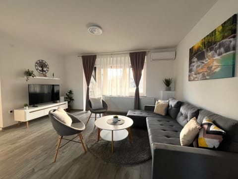 Communal lounge/ TV room, TV and multimedia, Living room