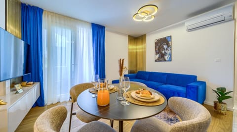 Living room, Seating area, Dining area, air conditioner