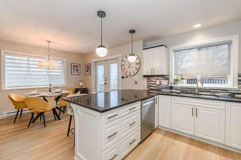 Beautiful Executive Home close to the Ocean House in Sidney