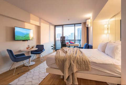 Communal lounge/ TV room, Bed, TV and multimedia, Living room, Photo of the whole room, Seating area, Evening entertainment, Bedroom, hair dresser