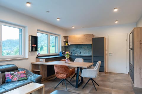 Kitchen or kitchenette, Seating area