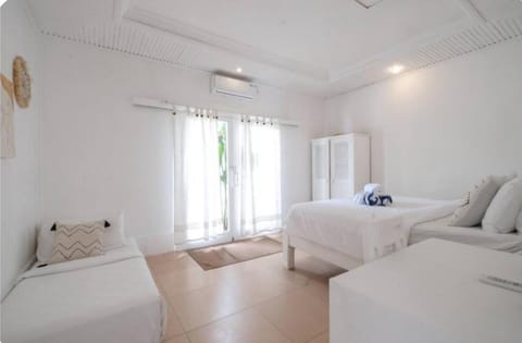 Tropical 6BR Villa - Steps from Canggu Beach Villa in North Kuta